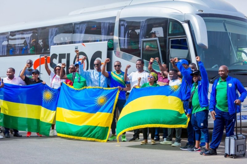 Abanayarwanda baba muri Sénégal basanganiye Amavubi ubwo yasesekaraga i Dakar[AMAFOTO]