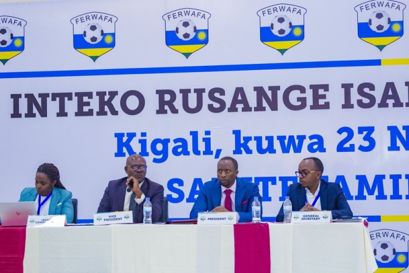 Abanyamuryango ba FERWAFA basabiye umunyamabanga wayo gufatirwa ibihano bikarishye
