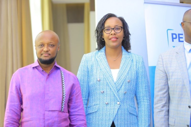 IFOTO Y'UMUNSI: Jimmy Gatete yahuje urugwiro n'abayobora umupira w'amaguru mu Rwanda
