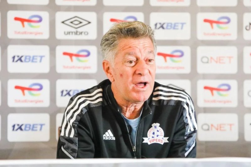 Vipers SC yirukanye umutoza Robertinho wayifashije gukora amateka mu mikino ya CAF