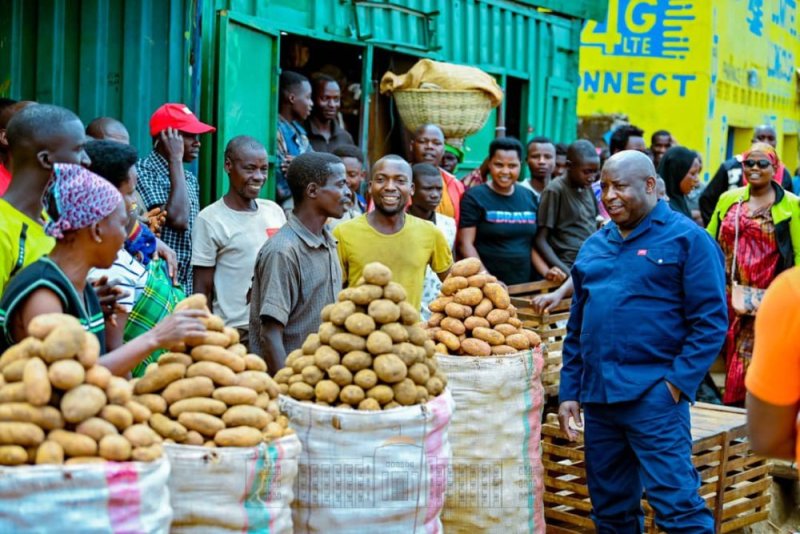 Perezida Ndayishimiye yasanze abahinzi mu murima abafasha gusarura ibirayi [AMAFOTO]
