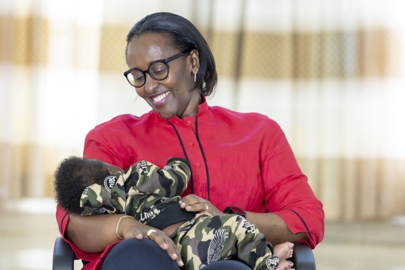  Ifoto y'icyumweru! Madamu Jeannette Kagame yasuye ababyeyi bagizweho ingaruka n'ibiza