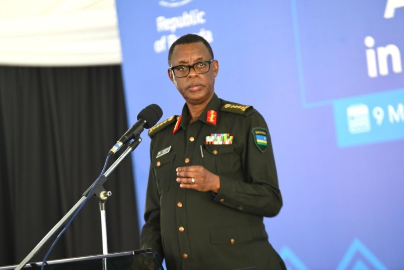 Perezida Kagame yashyize mu kiruhuko abajenerali benshi barimo na Kabarebe