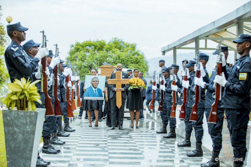 Perezida Kagame yihanganishije umuryango wa Senateri William Ntidendereza washyinguwe