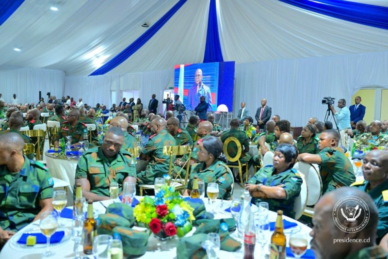 Perezida Tshisekedi yabwiye abasirikare be amagambo akomeye ubwo barimo gusangira