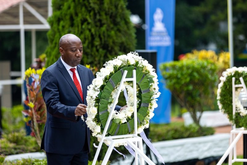 Minisitiri w'Intebe yashyize indabo ku gicumbi cy'Intwari z'u Rwanda [AMAFOTO]