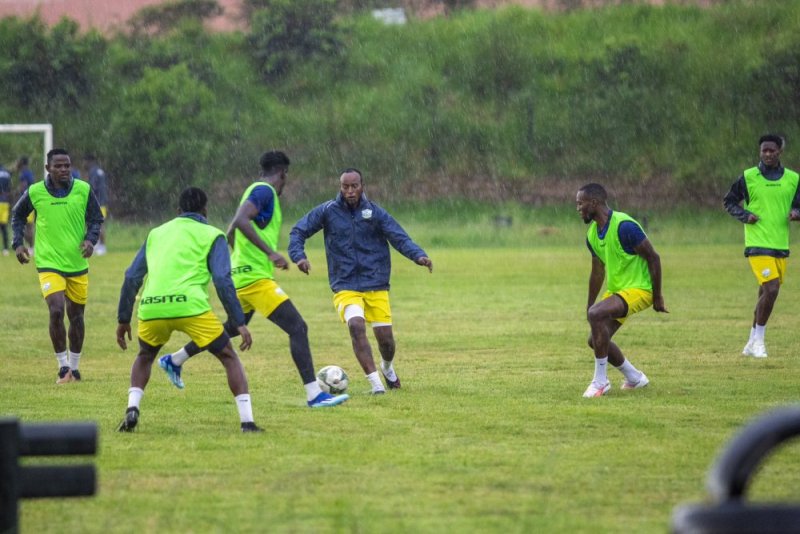 Abakinnyi b'Amavubi bakoze imyitozo ibanziriza umukino mu mvura nyinshi