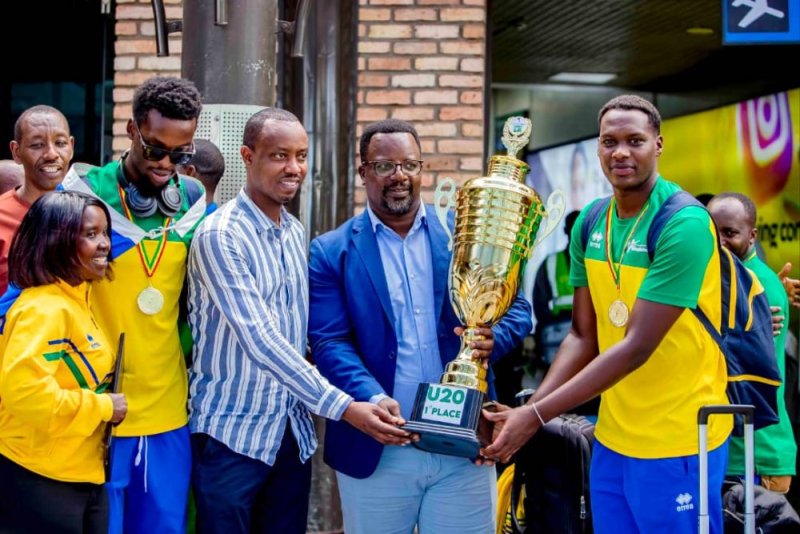 Handball: Minisitiri NYIRISHEMA yagiranye umusangiro n'ikipe y'Igihugu U20