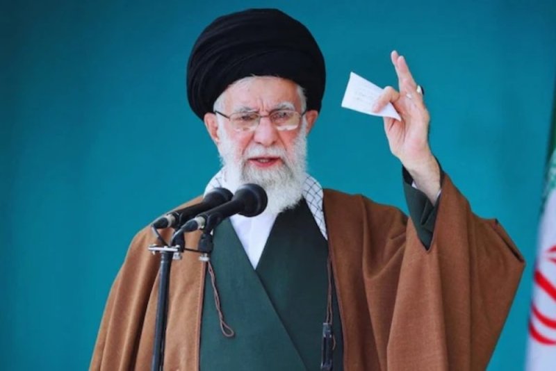 Iran yashinje Amerika na Israel guhirika ubutegetsi bwa Assad muri Syria