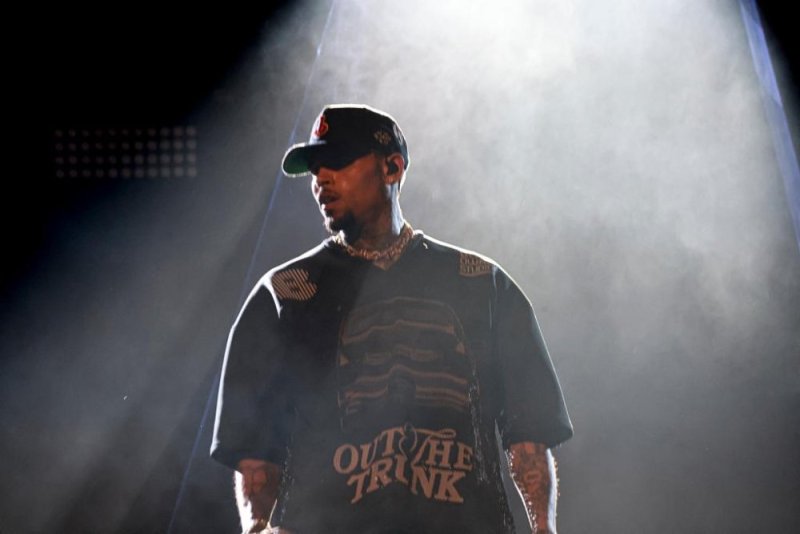 Chris Brown yasabye situdiyo ya Warner Bros kumuha miliyari 700 Frw y'indishyi