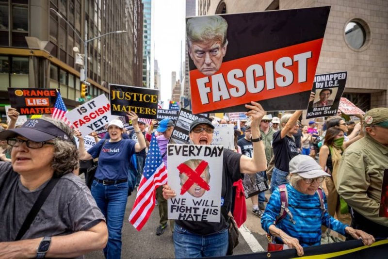 Amerika: Abaturage babarirwa mu bihumbi barigaragambije bamagana ubutegetsi bwa Trump kuri Pasik