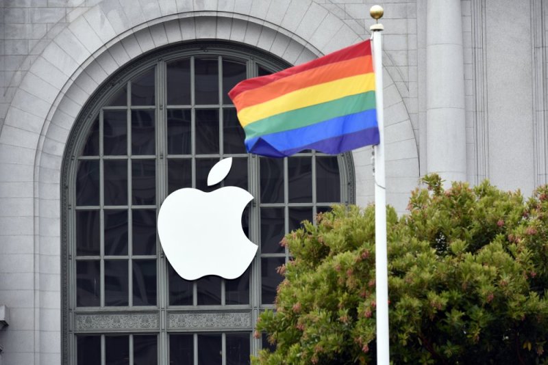 U Burusiya: Apple yajyanywe mu nkiko izira kwamamaza ubutinganyi