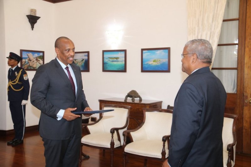 Amb. Gen. Nyamvumba yatanze impampuro zimwemerera guhagararira u Rwanda muri Seychelles