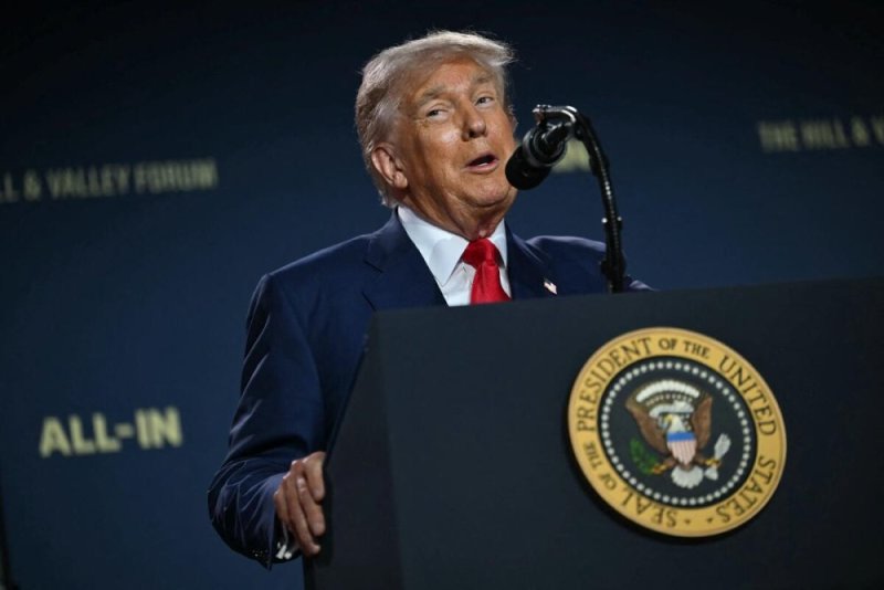 Trump yabwiwe ko izina rye rigaruka kenshi muri dosiye za Epstein, abihakana yivuye inyuma