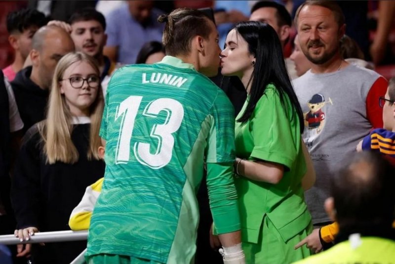 Umunyezamu wa 2 wa Real Madrid yishimiye kubanza mu kibuga bwa mbere ava mu kibuga ajya gusoma umugore we 