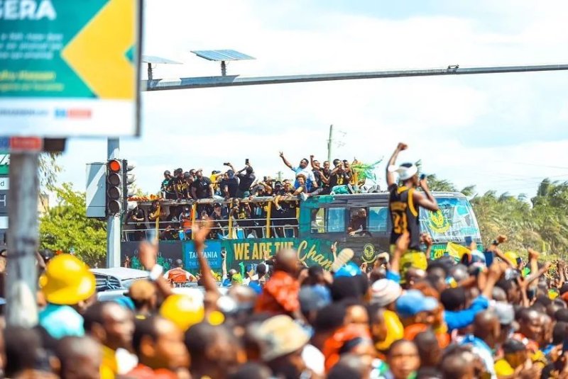 Yanga Africans yakiriwe n'ibihumbi by'abafana bayo bishimiraga igikombe yatwaye