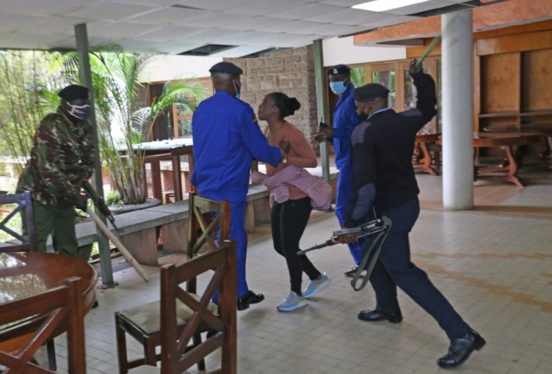 Kenya: Abapolisi bagaragaye bakubita umugore bateje umwuka mubi