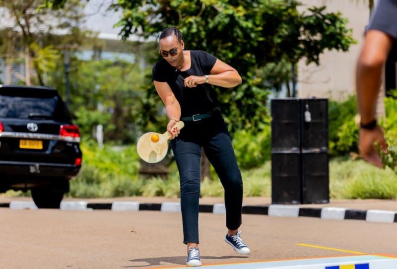 IFOTO Y'UMUNSI: Minisitiri Mimosa yakinnye Tennis yo ku muhanda karahava