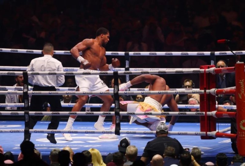 Joshua yakubise Ngannou mu mukino warangiriye mu minota itandatu gusa