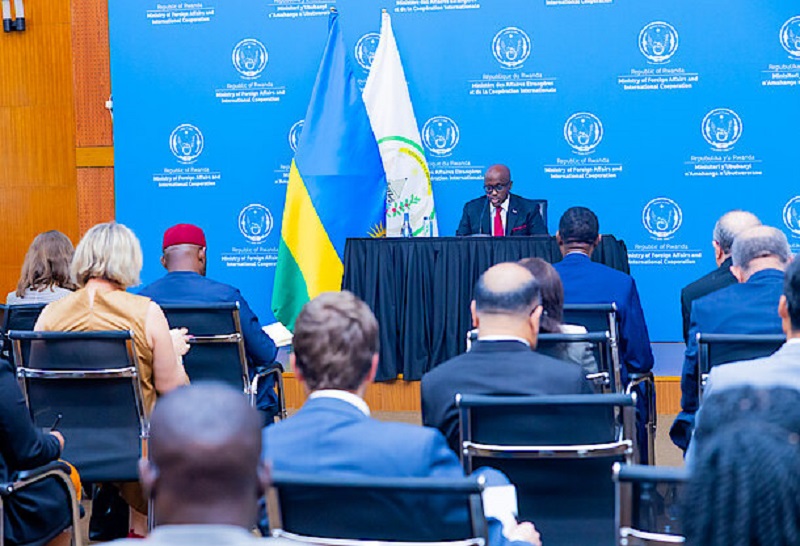 Minisitiri Nduhungirehe ntiyumva uburyo abahuza baceceka, Tshisekedi akarenga ku gahenge ntabibazwe