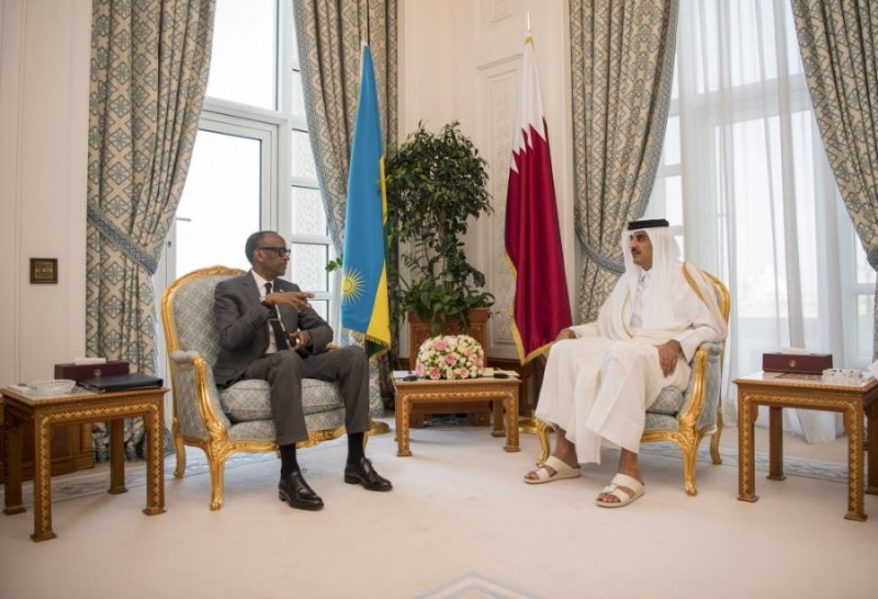 Perezida Kagame yafashe mu mugongo Emir wa Qatar wapfushije se