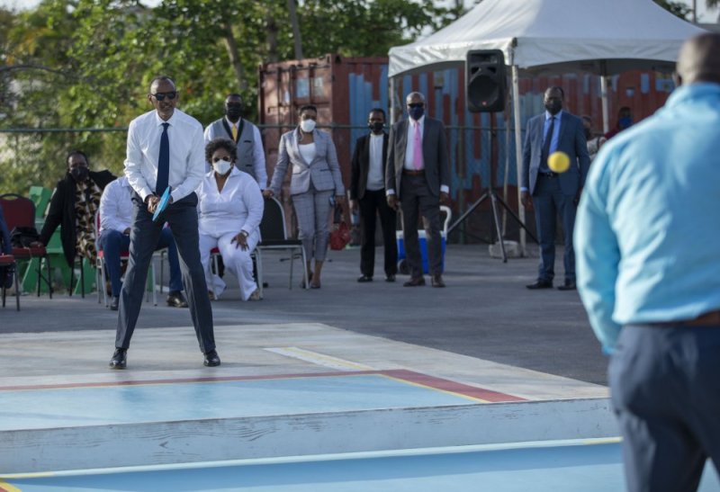 Ifoto y'Umunsi : Perezida Kagame yagaragaye akina Tennis ku mihanda yo muri Barbados