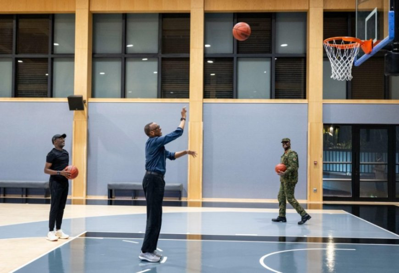 Perezida Kagame na Gen. Muhoozi bakinnye Basketball nyuma y'ibiganiro ku mubano w'ibihugu byombi