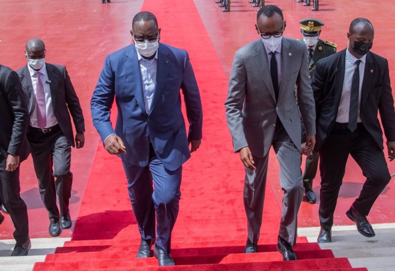 Perezida Kagame yahuriye ku meza n'abandi banyacyubahiro i Dakar mbere yo gutaha Stade Nshya