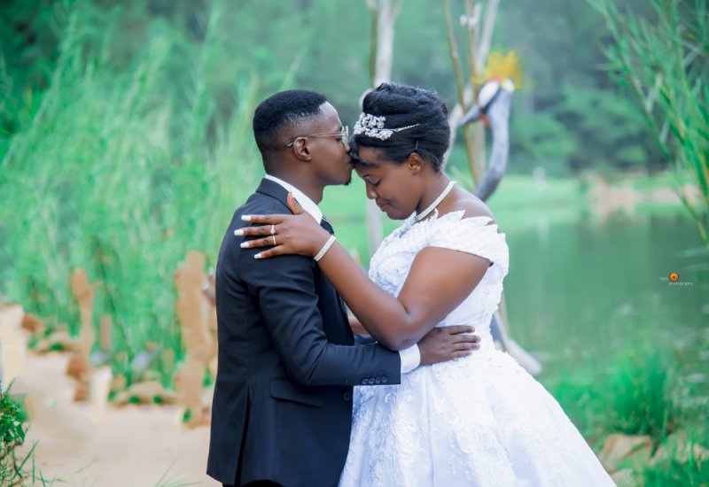 Ibirori byatashye!!! Nyuma y'imyaka 20 bakundana bakoze ubukwe bw'igitangaza [AMAFOTO]
