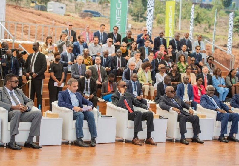 Perezida Kagame n'abandi banyacyubahiro bashyize ibuye ry'ifatizo ahazubakwa uruganda rw'inkingo