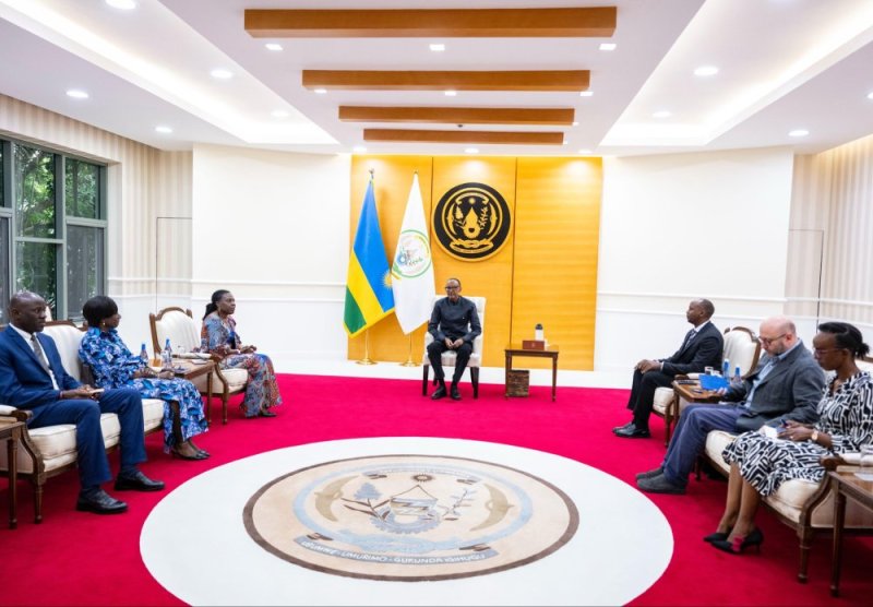 Perezida Kagame yagiranye ibiganiro n'abayoboye Ikigo cya Afurika gishinzwe Imiti
