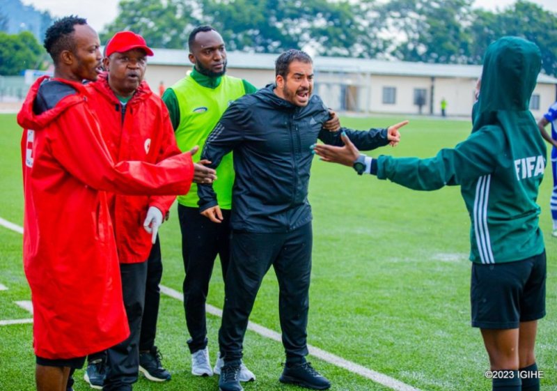 Umutoza wa Kiyovu Sports yibasiye bikomeye abasifuzi bo mu Rwanda nyuma yo guhabwa ikarita itukura