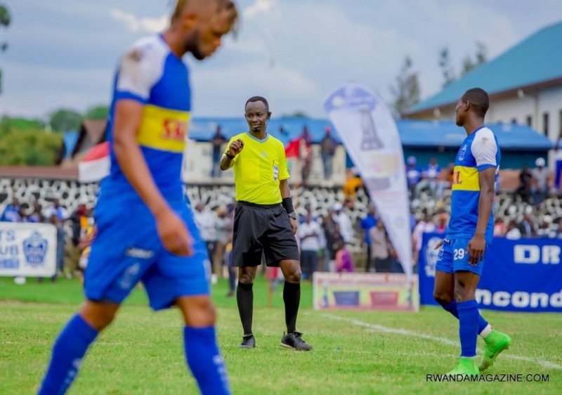 Rayon Sports yasabye FERWAFA kuyikuriraho abasifuzi 3 ishinja kuyizengereza