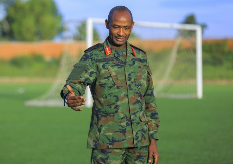 "Ndashaka kubabona mubyina intsinzi n'ingabo zishimye"-Lt Gen MK Mubarakh abwira abakinnyi ba APR FC