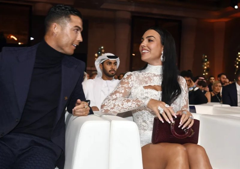 Ikanzu ngufi umukunzi wa CR7 yambaye mu birori bya Globe Soccer Awards yaciye ibintu [AMAFOTO]
