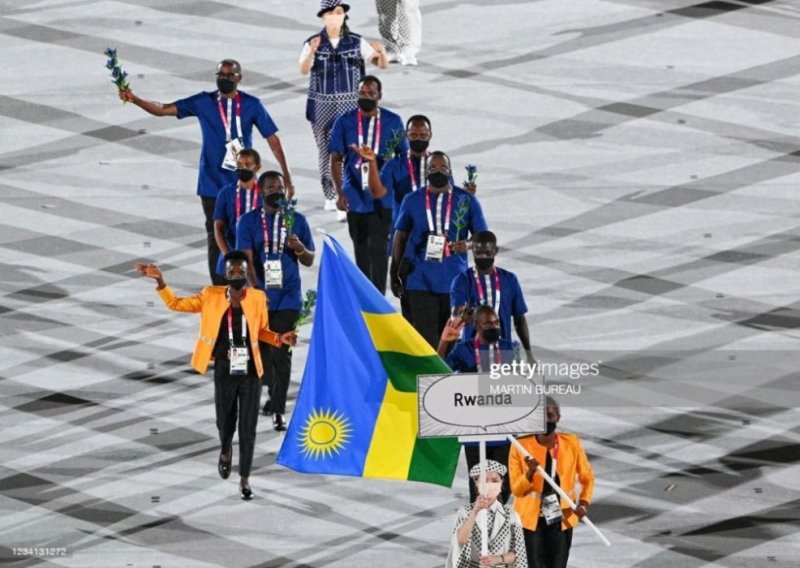 Abakinnyi bahagarariye u Rwanda mu mikino Olimpike ya Tokyo 2020 baserutse bambaye "Made in Rwanda" [AMAFOTO]
