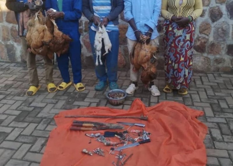 Kamonyi: Bafatanywe inkwavu n'inkoko bakekwaho kwiba abaturage