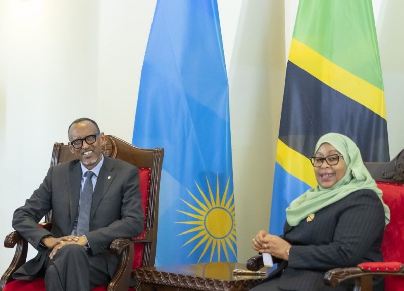 Perezida Kagame yagiranye ibiganiro na Samia Suluhu wa Tanzania 