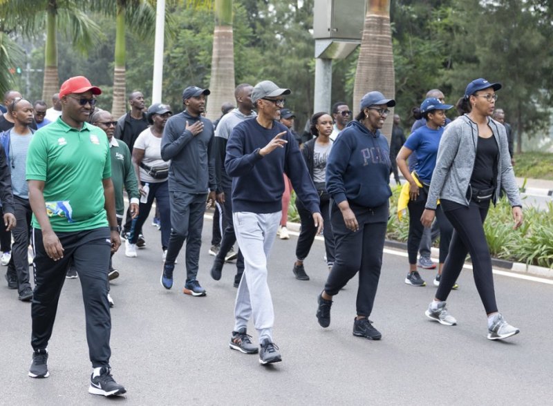 IFOTO Y'UMUNSI:Perezida Kagame na Madamu bitabiriye Car Free Day mu byishimo