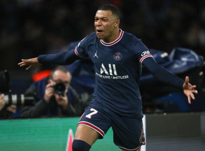 PSG yahaye Kylian Mbappe sheki iriho ubusa ngo yuzuzeho amafaranga yifuza kugira ngo ayigumemo