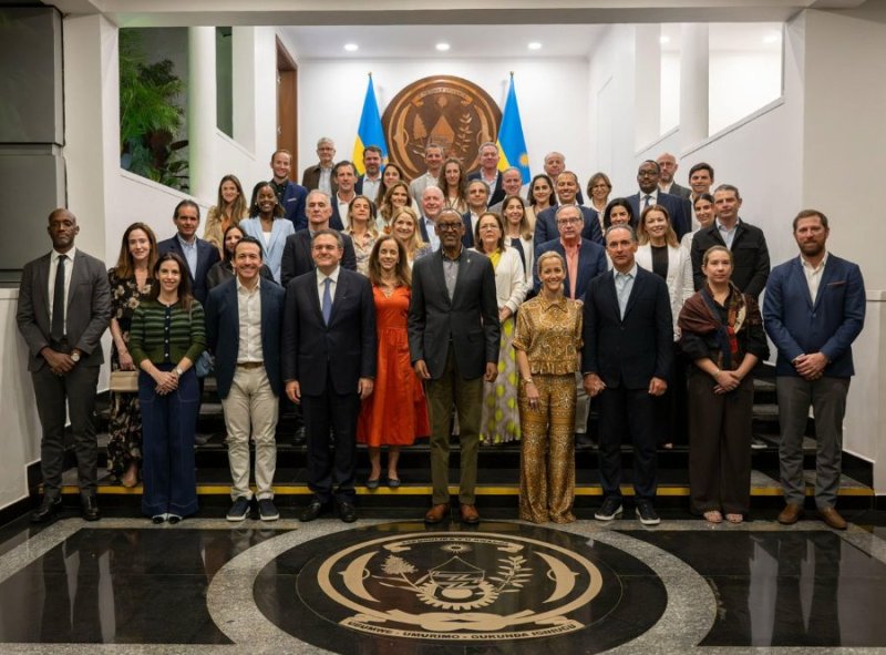 Perezida Kagame yakiriye itsinda ry'abantu 19 bo mu Muryango w'abayobozi bato