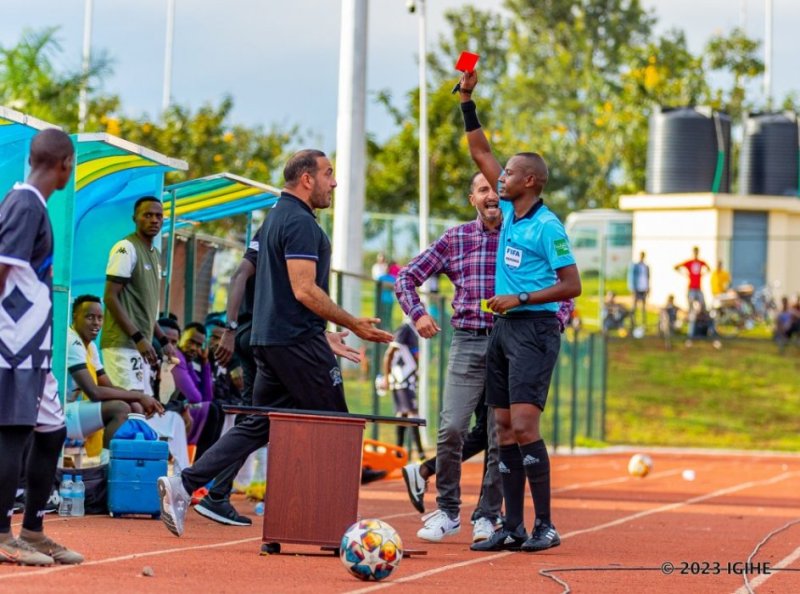 Uko umutoza wa APR FC yakubise hasi ikoti ry'ikipe bikamuviramo ikarita itukura