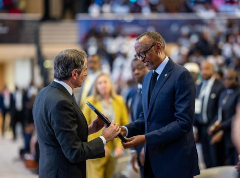 Perezida Kagame yashyikirijwe raporo yinjiza u Rwanda mu cyiciro gishya kiganisha ku ngufu za nucléaire