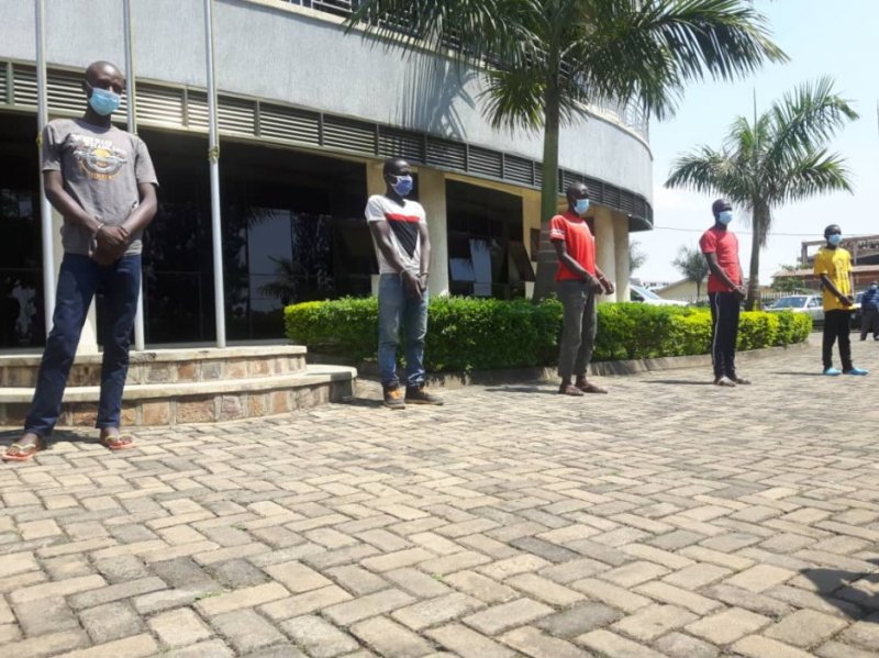  Polisi yerekanye abantu 5 bakekwaho kwiba umuturage barangiza bakica umushoferi we bamukase ijosi
