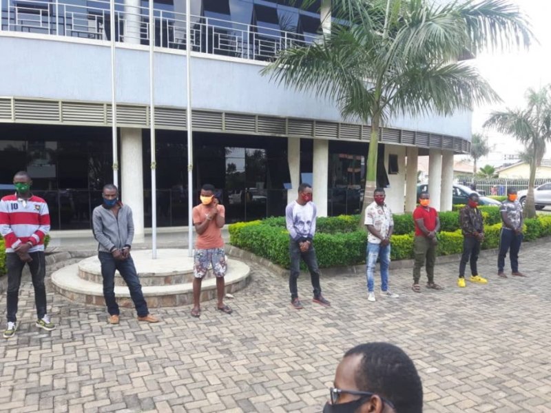 Polisi yerekanye abasore 4 bakekwaho kwiba arenga miliyoni FRW sitasiyo za Peteroli