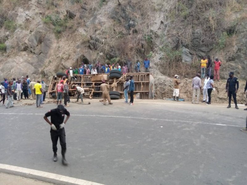 Karongi: Imodoka ya FUSO yarimo abantu 13 yakoze impanuka ihitana abantu 4 