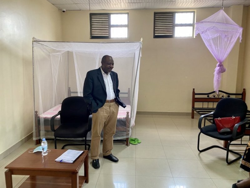 Komisiyo y'Uburenganzira bwa muntu yasuye Rusesabagina aho afungiye imukorera ubuvugizi