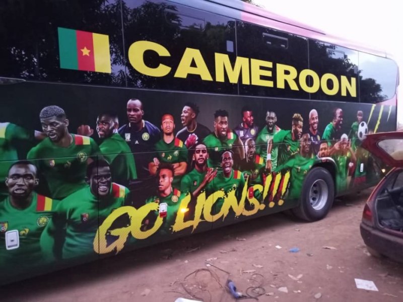 Samuel Eto'o yahaye ikipe y'igihugu ya Cameroon imodoka nziza cyane yo kugendamo [AMAFOTO]