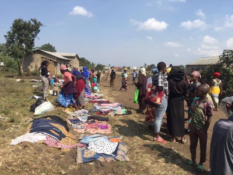 Rubavu:Bamwe mu baturage batangiye kugurisha imyambaro batunze kubera inzara