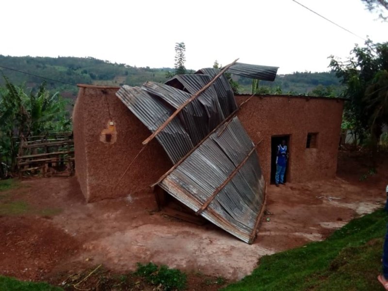 Musanze:Imvura yasenye amazu 56 n'abantu 3 barakomereka